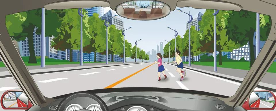 突然出现这种情况，驾驶人要及时减速或停车避让。