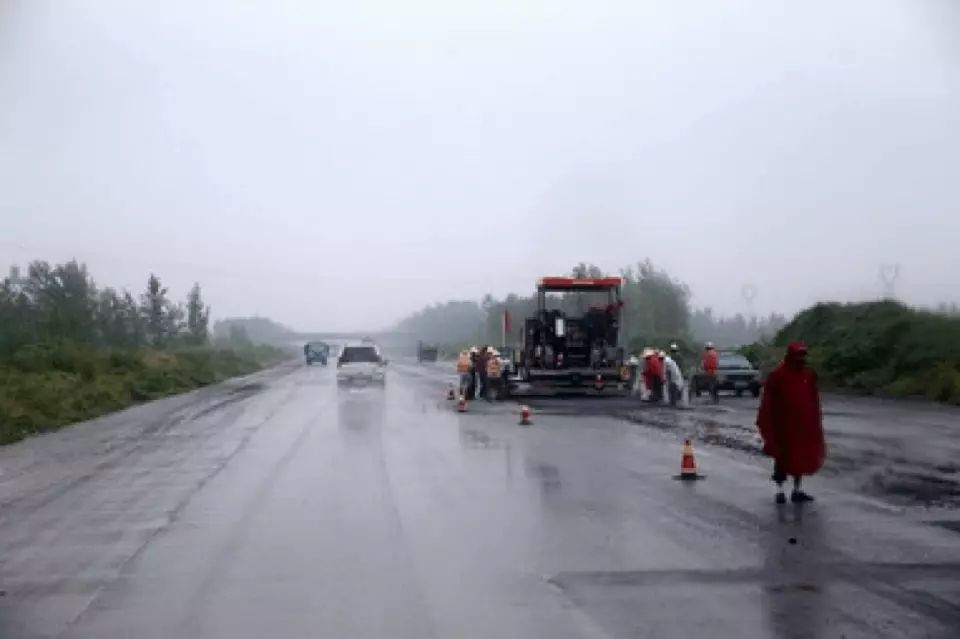 如图所示，驾驶机动车路遇这种情况时，应注意施工地点情况，预防前方机动车由于异常情况紧急减速停车，应提前减速慢行，小心谨慎通过。