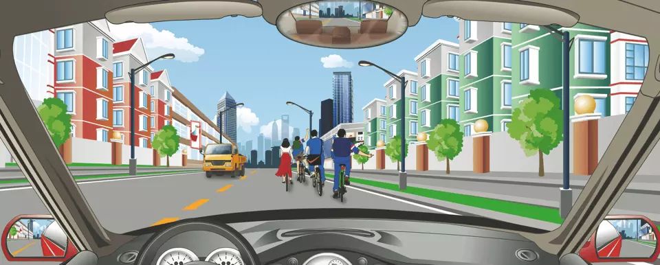 驾驶机动车在这种情况下正确的做法是什么？