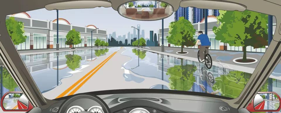 驾驶机动车在这种情况下要尽快加速通过。