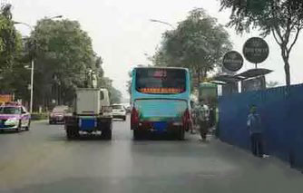 如图所示，驾驶机动车驶近这样的公交车站时，既要注意到路侧行人的活动情况随时准备减速避让，又要考虑前方道路可能存在拥堵，不应跟车过近，防止视线受阻。