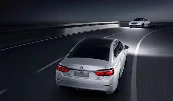 驾驶出租汽车在图中所示情况下会车时，驾驶员应该（ ）。