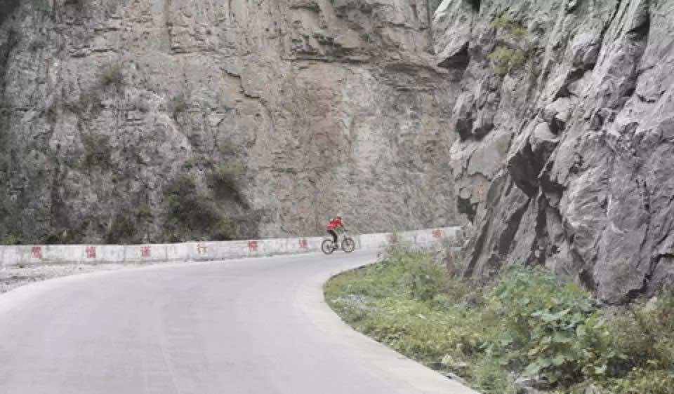 如图所示，驾驶机动车驶近这样的山区弯道时，驾驶人应注意的是什么？