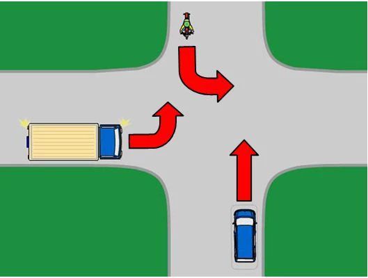 如图所示,( )应当最先通过路口。图中箭头代表行驶方向。