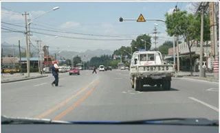 遇到如图所示情况时，教练员应提示学员鸣喇叭示意，正常通过。