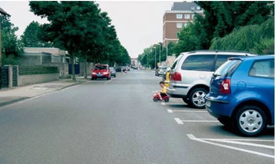 在社区道路行车，遇到前方有儿童突然出现时如图所示，教练员应及时提示学员（ ）。