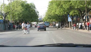 在混合交通的街道上行车，遇到年轻人准备横穿道路时如图所示，教练员应提示学员（ ）。