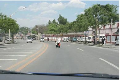 在未封闭的道路上行车，遇到如图所示情况时，教练员应提示学员（ ）。