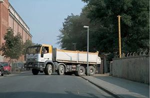 行车至无信号灯路口，遇如图所示情况时，教练员应提示学员（ ）。