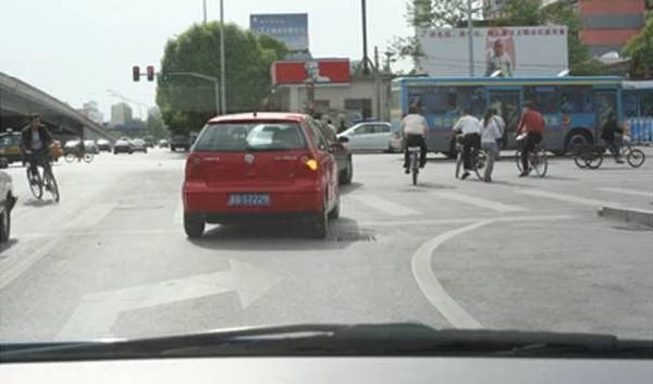 如图所示，车辆行驶至交叉路口，准备右转弯时，教练员应当提示学员（ ）。