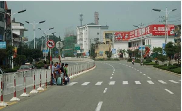 在半封闭道路上行车，遇行人准备通过道路时如图所示，教练员应提示学员（ ）。