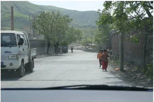 前方遇儿童在路边奔跑时如图所示，教练员应提示学员（ ）。