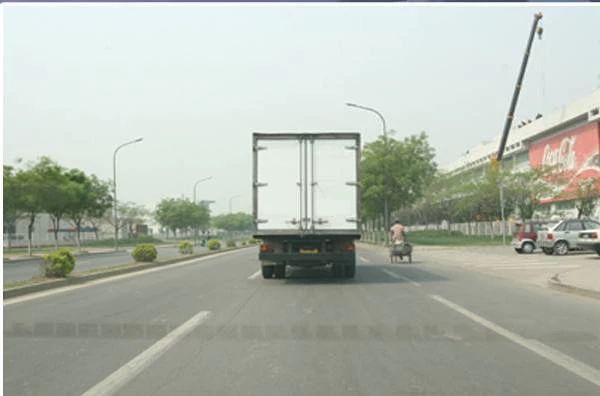 行车中前方遇大货车时，如图所示，教练员应提示学员（ ）。