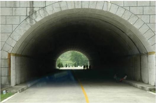 如图所示，车辆行驶中遇隧道时，教练员应提示学员（ ）。