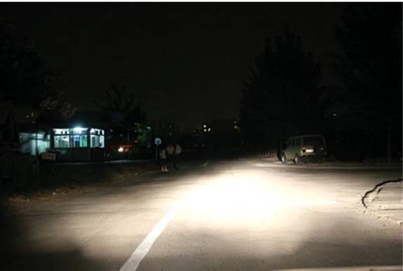 如图所示，当车辆驶入一条照明条件较差的街道时，教练员应提示学员（ ）。