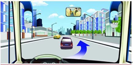 如图、驾驶机动车在这种道路上从前车右侧超越最安全。