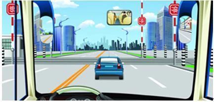 如图、驾驶机动车在这种情况下不能超车。