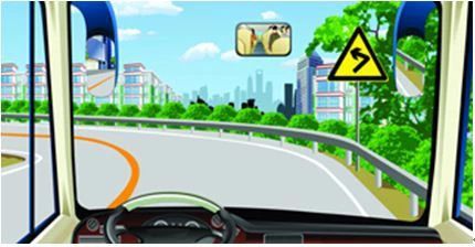 如图、在这种条件的道路上怎样安全行驶？