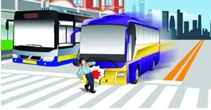 造成这起事故的主要原因是行人从车前横穿。（如下图）