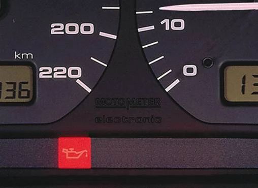 行车中，如图所示的报警灯常亮表示发动机机油压力不正常。