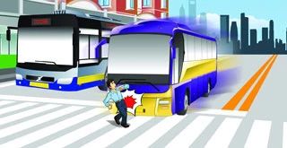 造成这起事故的主要原因是行人从车前横穿。（如图）