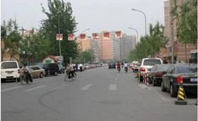 如图所示，在社区内两侧停满汽车的混合交通道路上行驶，教练员应提示学员，可能会有（ ）。