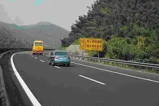 驾驶车辆在图中所示的山区长坡路段行驶，如果速度过快，可能引发车辆追尾、碰撞、侧翻等事故。