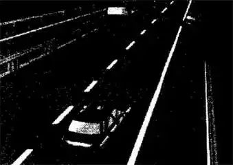 如图所示，车辆制动失效时驾驶员应控制方向向路边停靠，此期间能起到减速效果的应急措施有（ ）等。